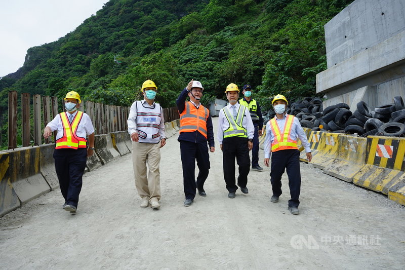 交通部長林佳龍(前中)16日重回太魯閣號事故地點關心軌道修復進度,並參加超渡法會。中央社記者張祈攝 110年4月16日