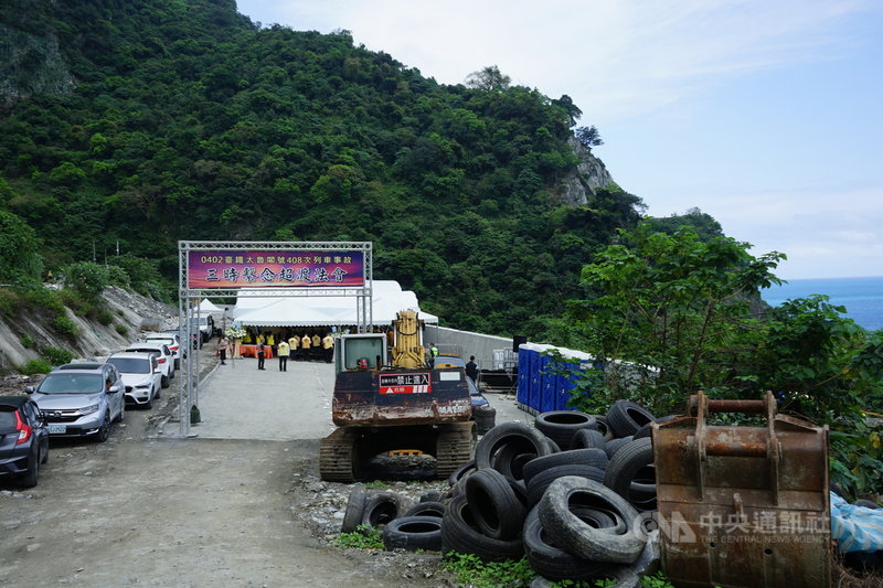 台鐵太魯閣號事故釀重大死傷,清水隧道東正線修復進入尾聲,台鐵局16日在事故現場舉行超渡法會。中央社記者張祈攝 110年4月16日