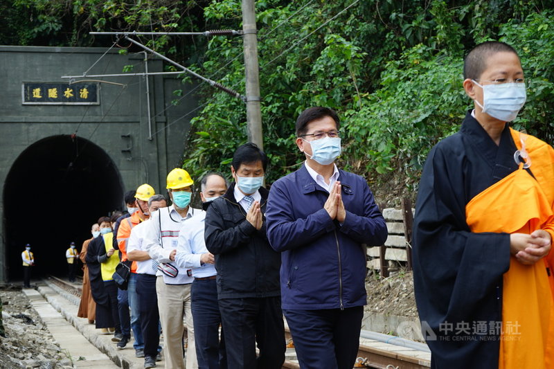 交通部長林佳龍(右2)16日重回太魯閣號事故地參加超渡法會,法師領眾誦念祈福祝禱,至隧道口引魂灑淨。中央社記者張祈攝 110年4月16日