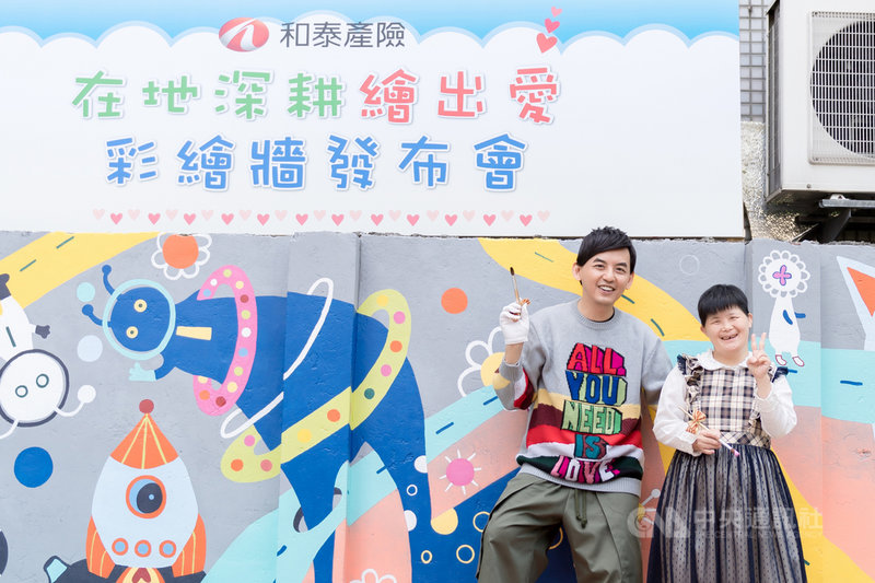 藝人黃子佼(左)16日出席「露一手」公益活動,攜手育成基金會的小朋友彩繪灰牆,黃子佼表示,能夠與小朋友合作繪畫很有意義,不只小朋友畫作在公共空間被看見,社區灰牆也變得繽紛。(和泰產險提供)中央社記者王心妤傳真 110年4月16日