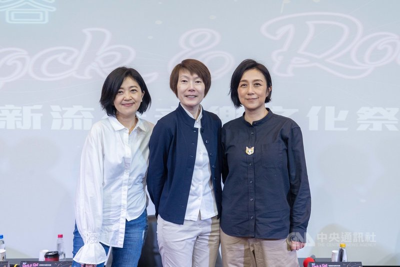 世新大學16日舉辦「翠谷Rock & Roll:世新流行音樂文化祭」系列講座,邀請台北流行音樂中心董事長黃韻玲(右)、高雄流行音樂中心執行長李欣芸(左)同台。中為世新大學流行音樂產業研究發展中心主任戚務蒖。(世新大學提供)中央社記者陳至中台北傳真 110年4月16日