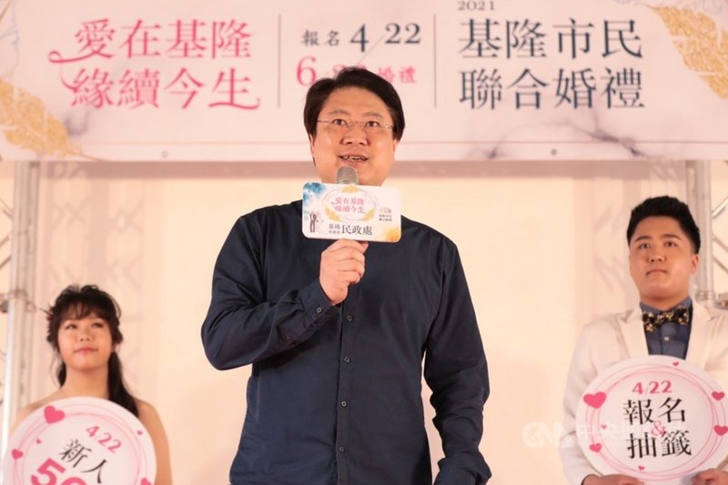 交通部長林佳龍因台鐵太魯閣號出軌事故下台,外傳基隆市長林右昌是接任熱門人選。林右昌(中)16日上午出席基隆市民聯合婚禮記者會受訪時說,相信總統府或行政院會作出最好決定,他目前只想把基隆做好,不做其他思考。(基隆市政府提供)中央社記者沈如峰基隆傳真 110年4月16日