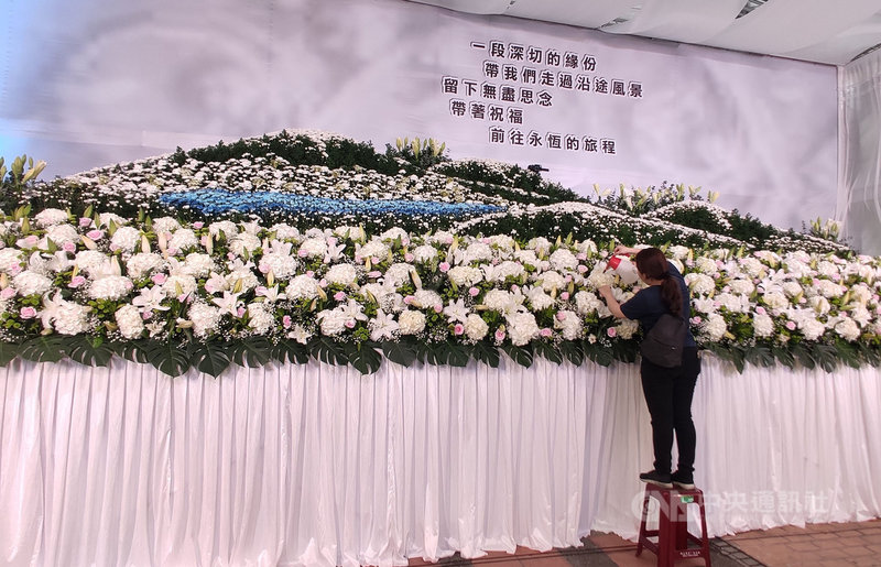 台鐵408次太魯閣號事故,造成49人罹難,逾200人傷,罹難者中有8人設籍台東;台東市立殯儀館16日下午開始搭建太魯閣號事故罹難者公祭靈堂,17日舉行公祭。圖為殯葬業者布置會場。中央社記者盧太城台東攝 110年4月16日