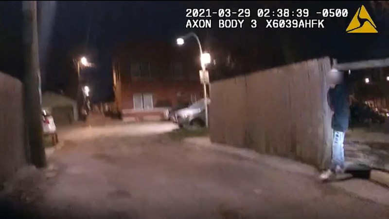 芝加哥當局15日公布警用隨身攝影機影像,內容為兩週前警方追捕與射殺一名13歲拉美裔青少年。(圖取自Chicago Police Department網頁home.chicagopolice.org)