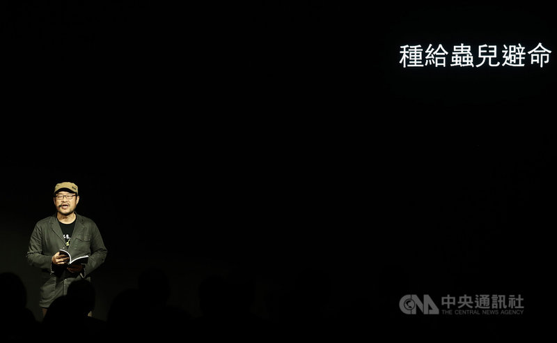 2021年台灣文博會16日開幕,主辦單位特別安排精彩開幕表演,詩人鍾永豐手持書本,緩慢踱步朗讀客家歌曲「種樹」,他獨特的醇厚的嗓音,讀出了屬於這片土地的文化力量。中央社記者張皓安攝 110年4月16日