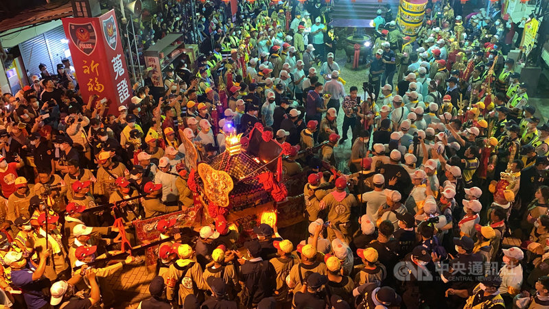台中大甲鎮瀾宮媽祖鑾轎16日晚間駐駕彰化市天后宮,信眾將天后宮周邊擠得水泄不通,彰化警方派出700名員警到場維持秩序。中央社記者吳哲豪彰化攝 110年4月16日