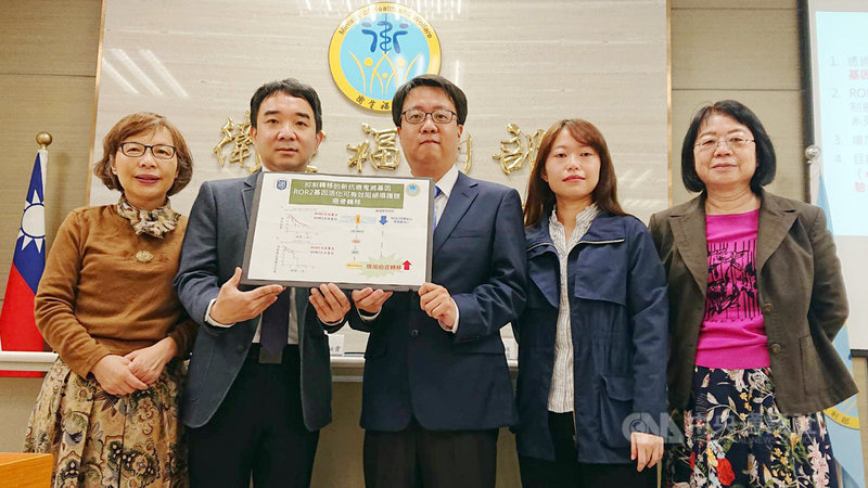 國家衛生研究院細胞及系統醫學研究所副研究員褚志斌(中)帶領博士後研究員曾仁志(左2)及團隊研究攝護腺癌轉移發現,若能有效活化ROR2基因或提高ROR2基因表達量,將可抑制並預防攝護腺癌轉移。中央社記者陳婕翎攝 110年4月16日