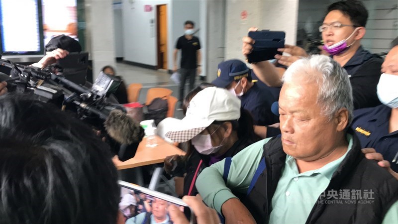 花蓮地檢署偵辦台鐵太魯閣號事故案,檢方16日依過失致死起訴李義祥合夥人林長清(前右)。(中央社檔案照片)