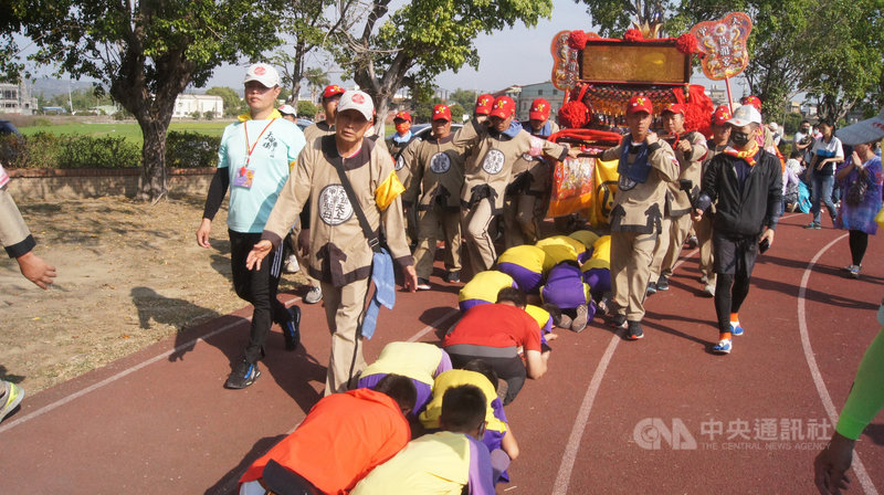 台中大甲鎮瀾宮媽祖鑾轎16日行經彰化花壇鄉華南國小,100多名小朋友在操場排隊鑽轎腳,在媽祖鑾轎離開學校時,小朋友們一起大喊「謝謝媽祖」。中央社記者吳哲豪彰化攝 110年4月16日