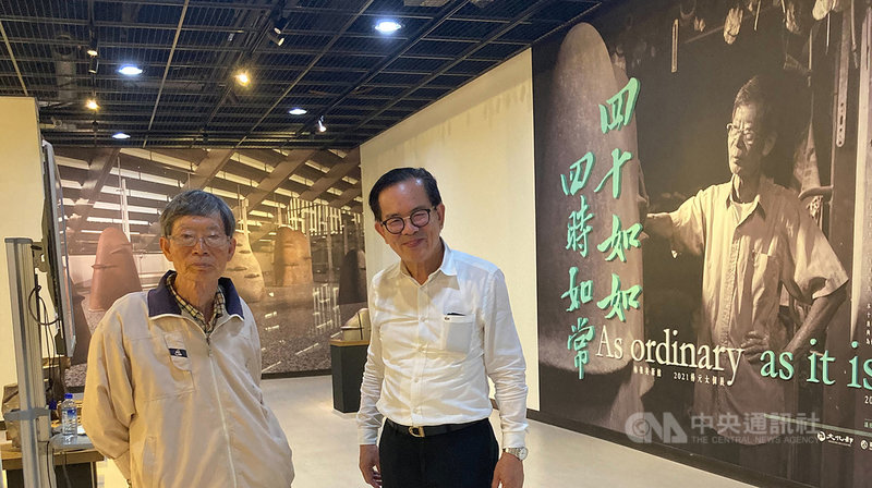 現年82歲的陶藝雕塑家楊元太(左),目前於嘉義梅嶺美術館舉行個展,完整呈現從學生時期到近年各創作階段的心路與巧思。(梅嶺美術館提供)中央社記者邱祖胤傳真 110年4月16日