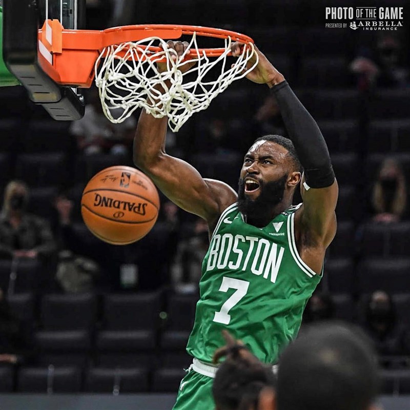 在布朗大砍40分、9籃板帶領下,NBA波士頓塞爾蒂克15日仍以121比113擊敗洛杉磯湖人,收下5連勝。(圖取自facebook.com/bostonceltics)