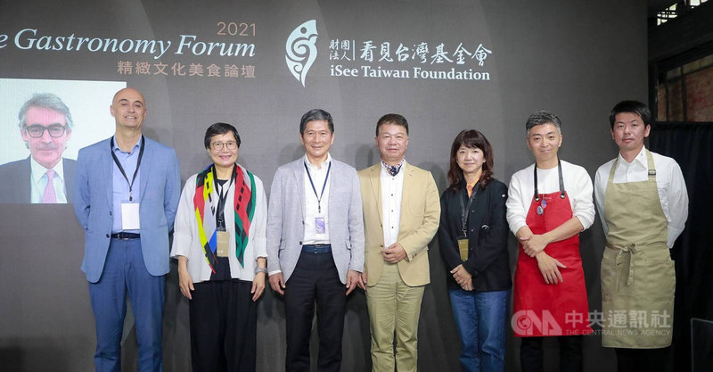 台灣文博會16日開幕,看見台灣基金會受文化部邀請舉辦「精緻文化美食論壇」,文化部長李永得(左3)出席表示,盼將來能建立台灣的美食學,作為台灣文化最重要的大事。(看見台灣基金會提供)中央社記者陳秉弘傳真 110年4月16日