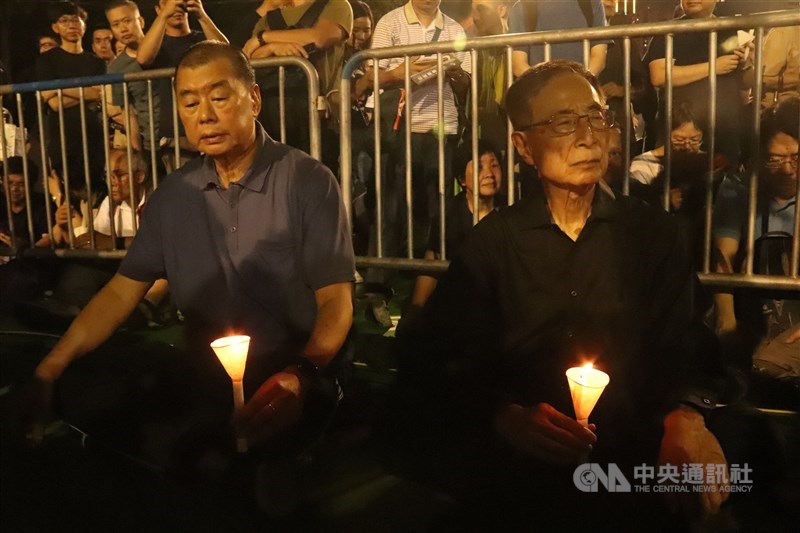 壹傳媒集團創辦人黎智英(前左)與香港民主黨創黨主席李柱銘(前右)等9人被裁定2019年8月18日參與及組織非法集結罪名成立,法院16日宣判。圖為2019年香港六四燭光晚會。(中央社檔案照片)