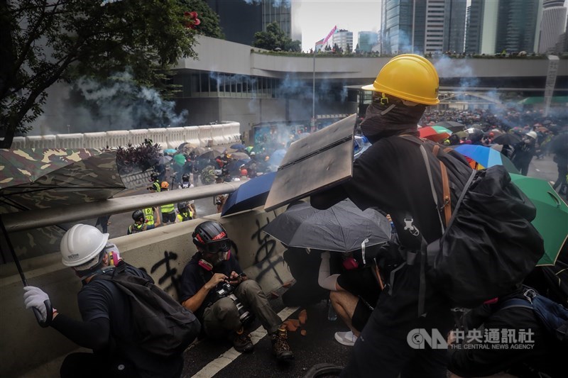 香港壹傳媒集團創辦人黎智英16日被加控「串謀勾結外國或者境外勢力危害國家安全罪」以及妨礙司法公正兩項罪名。圖為2019年8月31日反送中示威。(中央社檔案照片)