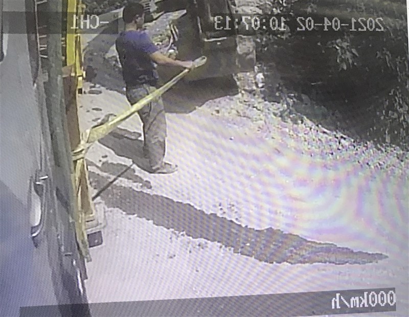 台鐵太魯閣號事故案釀重大死傷,花蓮地檢署16日偵查終結,檢方根據事故現場吊卡車行車紀錄器畫面還原事發經過,證實李義祥試圖以環狀布帶將吊卡車拖離邊坡樹叢,但因吊帶強度不足裂開導致憾事。(翻攝花檢簡報)中央社記者張祈傳真 110年4月16日