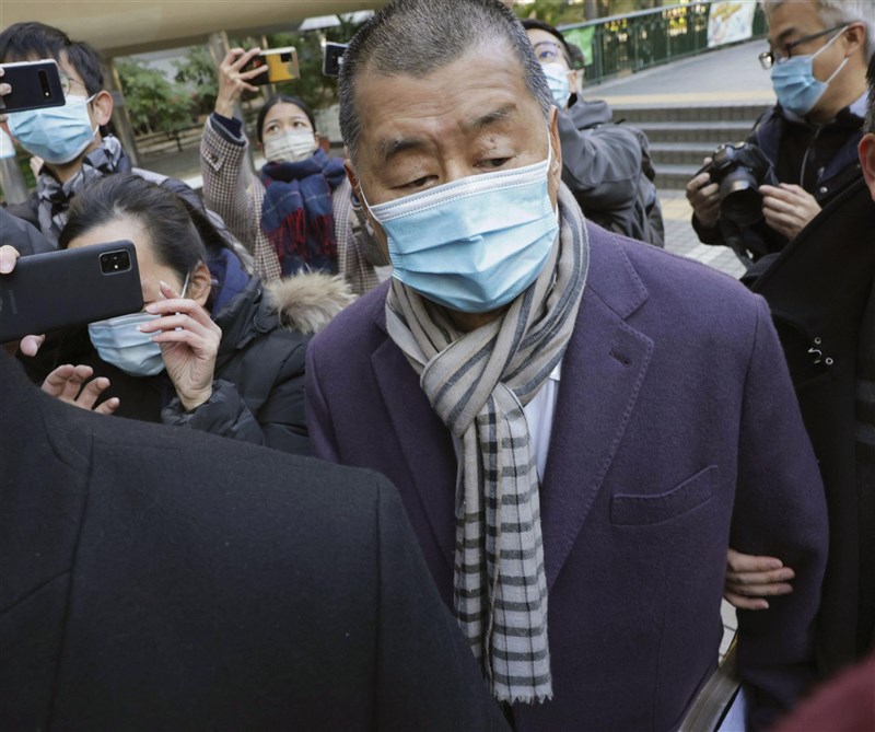 香港壹傳媒集團創辦人黎智英(前中)因涉及「818」、「831」組織及參與非法集結罪,被判入獄14個月。圖為香港終審法院2月9日公布判決,黎智英出席。(共同社)
