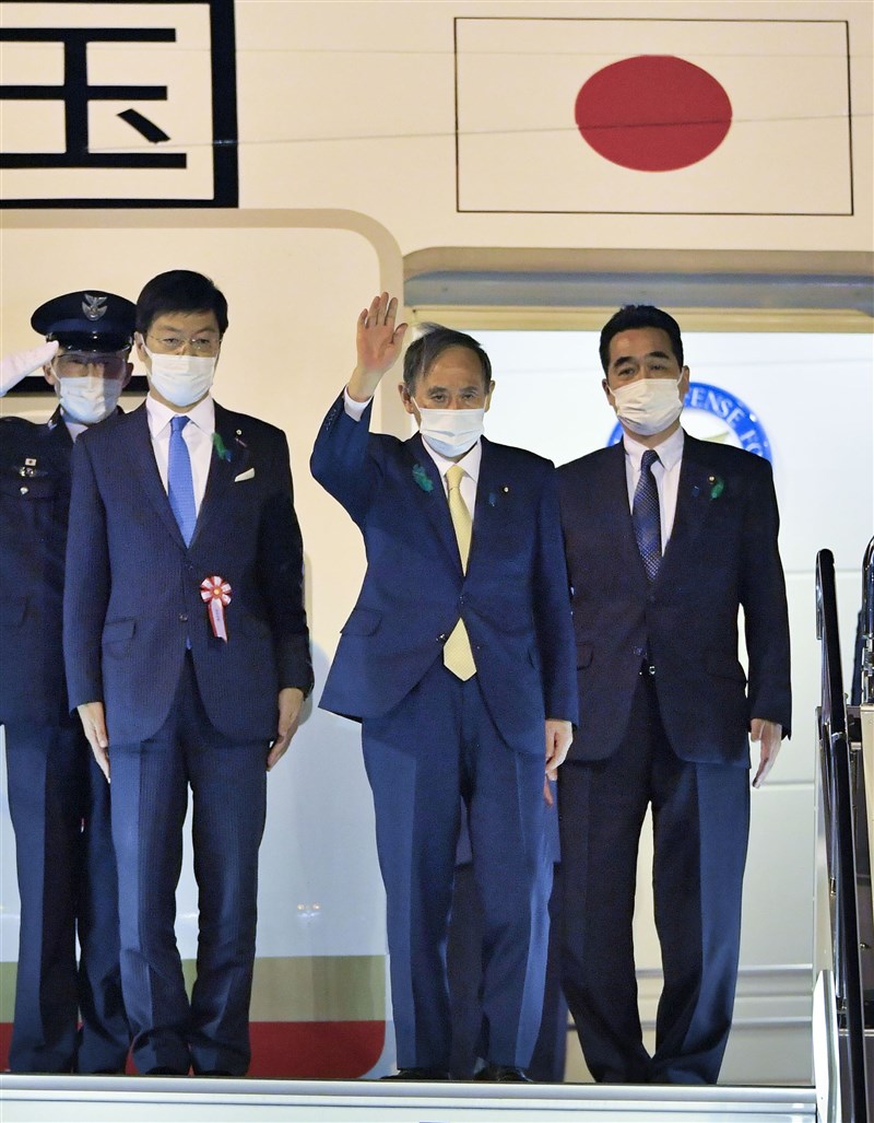 日本首相菅義偉(前)預計15日晚間抵達華府,16日將先與美國副總統賀錦麗在其官邸會晤,之後轉往白宮與總統拜登舉行雙邊會談。(共同社)