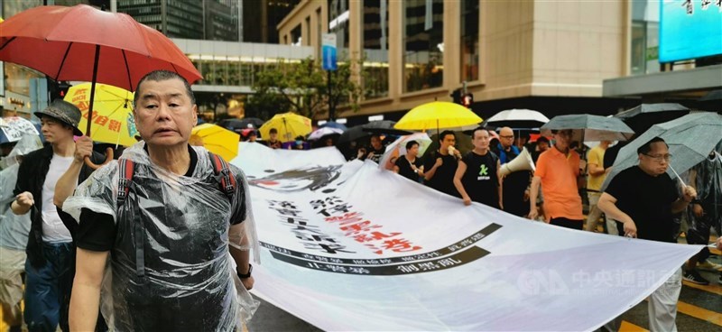 台灣蘋果日報為黎智英（前左）創辦。圖為2019年香港民間人權陣線發起在銅鑼灣維多利亞公園集會並遊行到中環集會，黎智英出席遊行。（中央社檔案照片）