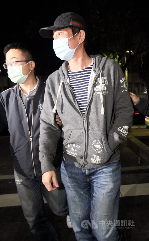 藝人王靜瑩前夫陳威陶等人,被控以投資緬甸金礦為號召,涉嫌吸金逾新台幣7億元。台北地檢署15日指揮調查局兵分21路搜索,並約談19人說明。陳威陶晚間被移送北檢複訊。中央社記者林長順攝 110年4月15日