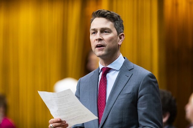 加拿大眾議院進行視訊會議時,國會議員艾摩斯(圖)稍不留神一絲不掛地春光外洩,糗得滿臉通紅頻頻向同僚道歉。(圖取自instagram.com/william_amos_pontiac)