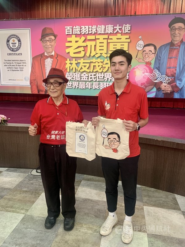 羽球「老頑童」林友茂(左)獲得金氏世界紀錄認證,成為全球最年長羽球選手,他的孫子林昱凱(右)也以有個「超潮」的爺爺感到自豪。中央社記者龍柏安攝 110年4月16日