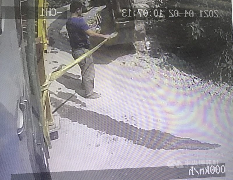 台鐵太魯閣號事故案釀重大死傷,花蓮地檢署16日偵查終結,檢方根據事故現場吊卡車行車紀錄器畫面還原事發經過,證實李義祥試圖以環狀布帶將吊卡車拖離邊坡樹叢,但因吊帶強度不足裂開導致憾事。(翻攝花檢簡報)中央社記者張祈傳真 110年4月16日