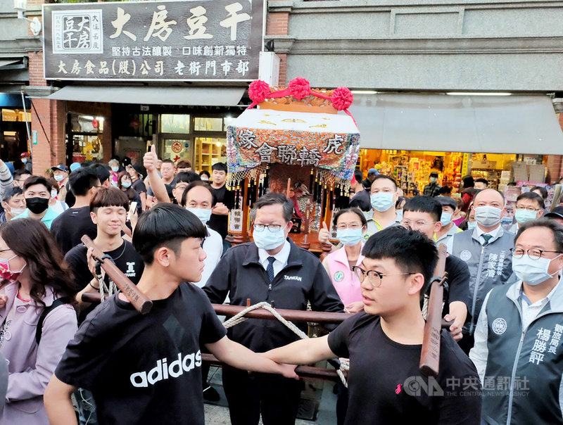 2021大溪豆干節17日傍晚時分舉辦豆夜祭祈福踩街活動,桃園市長鄭文燦(中)應邀出席活動並扶轎,現場熱鬧滾滾。中央社記者吳睿騏桃園攝 110年4月17日