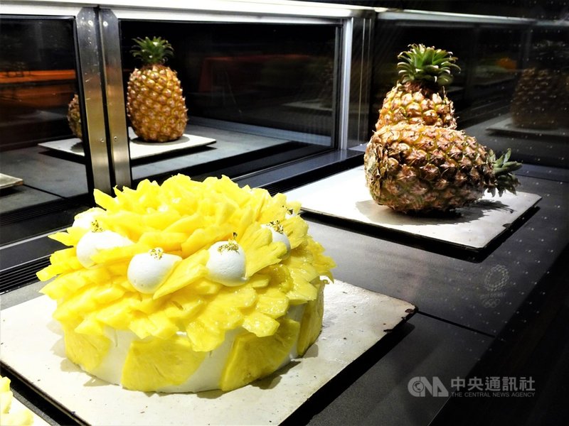 台灣金鑽鳳梨在日本引領一股熱潮,除了愈來愈多超市販售外,現在連日本知名的咖啡品牌廠商也推出台灣金鑽鳳梨蛋糕,撒上金箔,造型優美。中央社記者楊明珠東京攝 110年4月17日