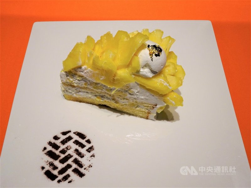 台灣金鑽鳳梨在日本成為話題,除了超市賣新鮮鳳梨,現在連日本知名的咖啡品牌廠商也推出台灣金鑽鳳蛋糕,賣相好,顧客稱讚說很可口。中央社記者楊明珠東京攝 110年4月17日