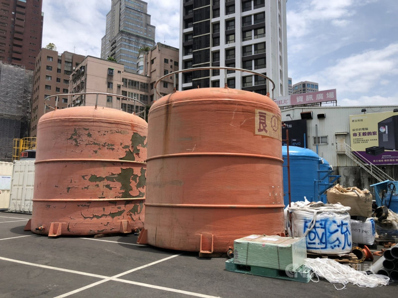 台中建商提供工地地下水,經濟部自北部調用過濾裝置,工地地下水抽出後經過濾系統再導入自來水管內輸送,提供民生用水使用。中央社記者趙麗妍攝 110年4月17日