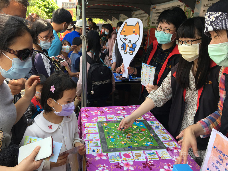 「2021新北閱讀節」17日起正式啟動,現場安排跨域閱讀展攤,客家事務局也在場設攤,透過桌遊引導大小朋友學習說客語,寓教於樂。中央社記者黃旭昇新北市攝 110年4月17日