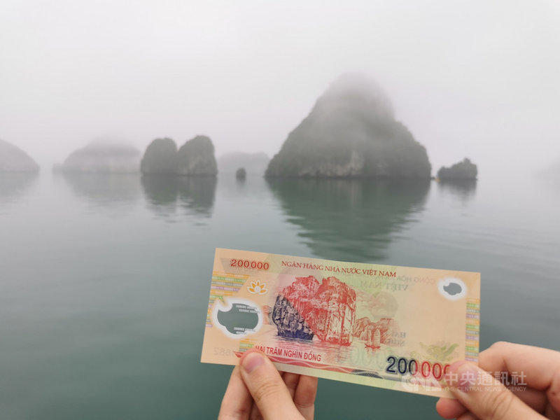 美國財政部16日公布匯率報告,有別於2020年底指越南操縱匯率,這次報告未點名任何貿易夥伴為匯率操縱國。圖為20萬面額的越南盾,上面的風景圖樣是廣寧省下龍灣。中央社記者陳家倫廣寧省攝 110年4月17日
