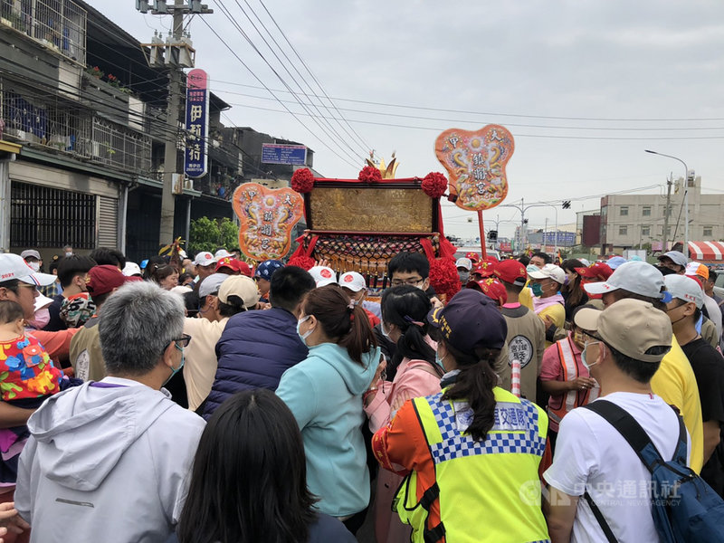 台中大甲鎮瀾宮媽祖9天8夜遶境進香活動即將回鑾安座,17日媽祖鑾轎進入台中地區,沿途行經大肚、龍井、沙鹿、清水等地區,滿滿信眾緊隨前行。中央社記者趙麗妍攝 110年4月17日
