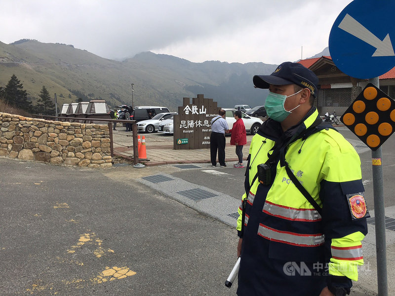 南投仁愛警分局表示,4月中旬起執行合歡山杜鵑花季交通疏導勤務,預計執行到6月中旬,視實際花況提前或延長,同時也呼籲遊客多搭大眾運輸上山賞花。(仁愛警分局提供)中央社記者蕭博陽南投縣傳真 110年4月17日