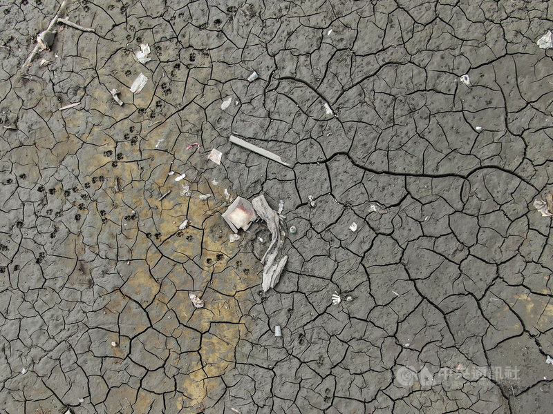 近日北台灣雖有零星降雨,但桃園市石門水庫水位仍偏低,旱象未見緩解,水庫上游集水區乾涸見底,地表滿布裂痕。中央社記者王騰毅攝 110年4月17日