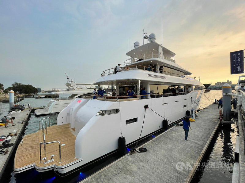高雄市長陳其邁17日應邀出席「嘉信Monte Fino125Tri-Deck 新船發表會」,活動現場首次展出全新亮相船型Monte Fino 125 Tri-Deck,這是目前由台灣船主向台灣船廠訂製的最大尺寸遊艇,寫下重要紀錄。(高雄市海洋局提供)中央社記者侯文婷傳真 110年4月17日