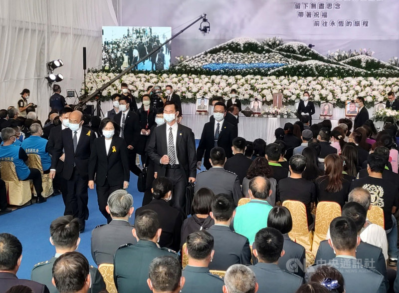 台鐵太魯閣號事故台東8名罹難者17日上午公祭,總統蔡英文(前右)、行政院長蘇貞昌(前左)到場致哀。中央社記者盧太城台東攝 110年4月17日