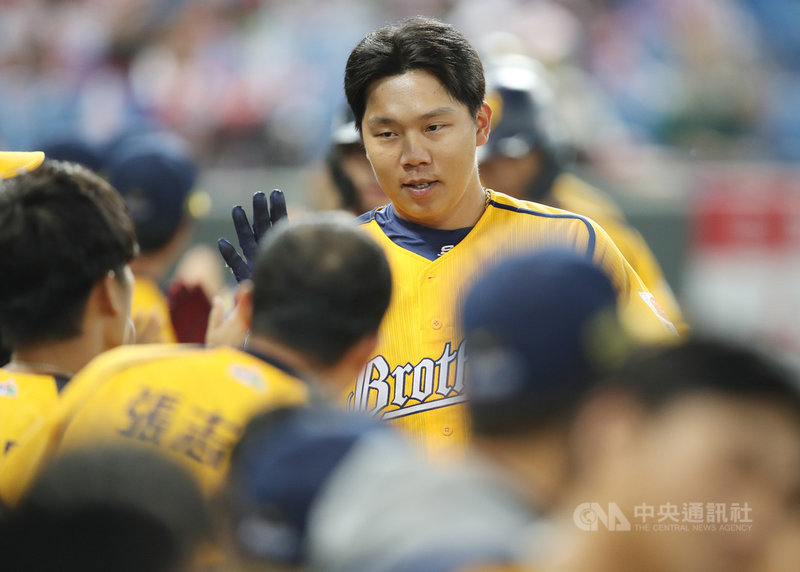 中職中信兄弟隊野手詹子賢(中)打擊狀況增溫,17日在桃園球場敲出生涯第2發滿貫砲,也有成功犧牲短打。詹子賢受訪笑說,換球後比較不彈,戰術執行會比較多,如果不會短打就會換人、不能只會打。中央社記者張新偉攝 110年4月17日