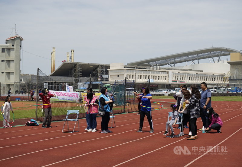 連江縣衛生福利局17日舉辦「大手牽小手家庭同心運動會」,宣導兒少保護、老人福利及及老人福利觀念,希望民眾從遊戲中了解相關社會福利,適時運用在生活並懂得保障權益。中央社記者邱筠攝 110年4月17日