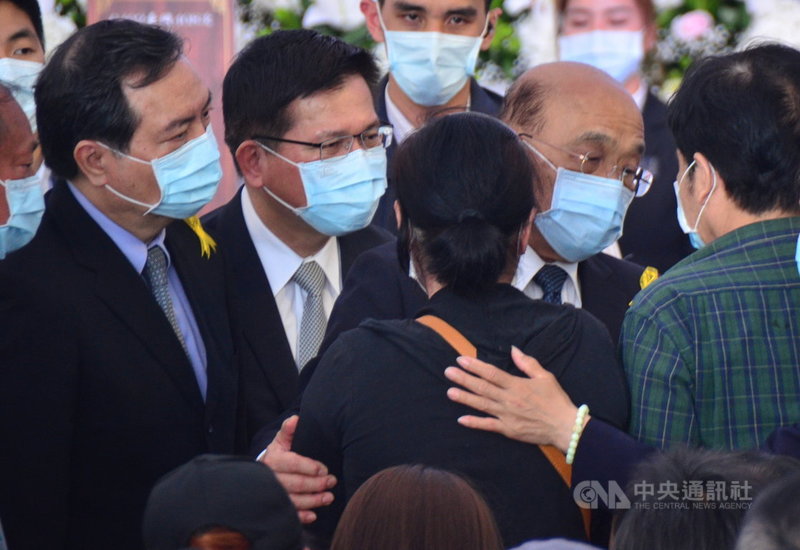 台鐵太魯閣號事故台東8名罹難者17日舉行聯合公祭,行政院長蘇貞昌(前右)、交通部長林佳龍(前中)到場致哀,並逐一慰問家屬。中央社記者盧太城台東攝 110年4月17日