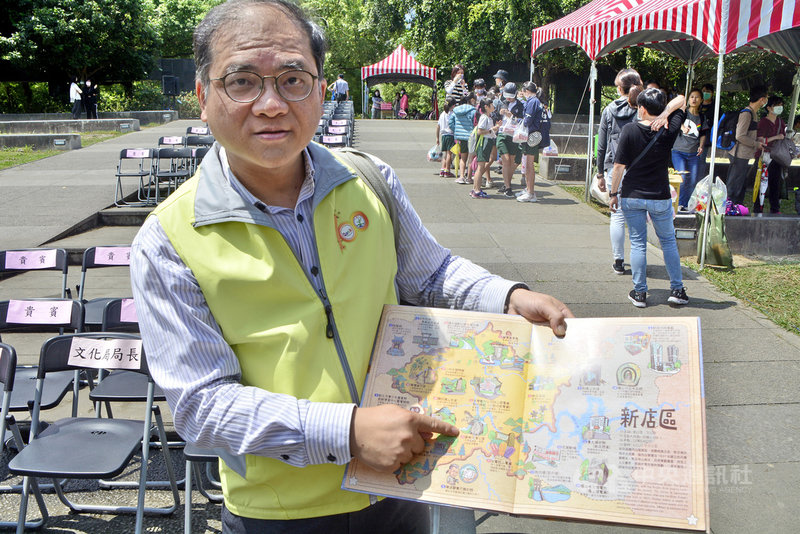 「2021新北閱讀節」17日正式啟動,「新北地圖繪本」同日發表,新店區屈尺國小校長林錫恩(前)對照書中內容,介紹位於校園周邊的廣興河濱公園濕地。中央社記者黃旭昇新北市攝 110年4月17日