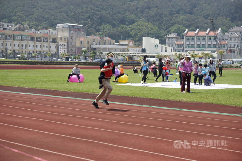 馬祖南竿福澳運動場17日洋溢孩子笑聲及親子闖關競賽加油聲,連江縣衛生福利局透過婦女福利幸福家庭接力賽、兒少大地團康野餐等活動,宣導相關社會福利等觀念,希望讓親子交流學習,共同體驗生活。中央社記者邱筠攝 110年4月17日