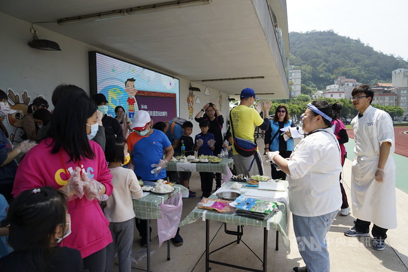 連江縣衛生福利局邀請馬祖高中師生協力帶領新住民親子手作壽司,藉由飲食體驗接觸多元族群文化,並認識新住民福利與權益。中央社記者邱筠攝 110年4月17日