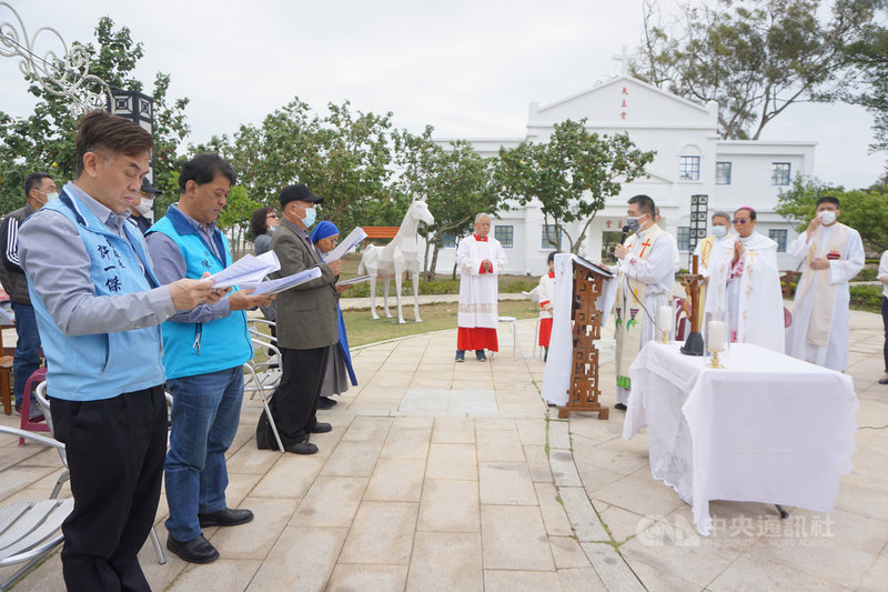 金門縣金湖鎮羅寶田神父紀念園區祝福禮17日舉行,縣府民政處副處長許一傑(前左)、金湖鎮長陳文顧(前左2)等各界人士與會。中央社記者黃慧敏攝 110年4月17日