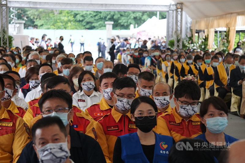 台鐵太魯閣號出軌事故釀嚴重死傷,交通部17日下午在花蓮市立殯儀館舉行最後一場聯合追思公祭,參與救援的花蓮縣消防局特種搜救大隊也穿著制服到場致哀。中央社記者張祈攝 110年4月17日