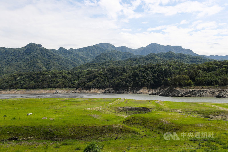 水情嚴峻,桃園石門水庫水位持續下降,17日晚間6時蓄水率不到3成;水庫內裸露多日的大片土地已逐漸長成青青草原,成了乾旱季節的特殊景象。中央社記者王騰毅攝 110年4月17日