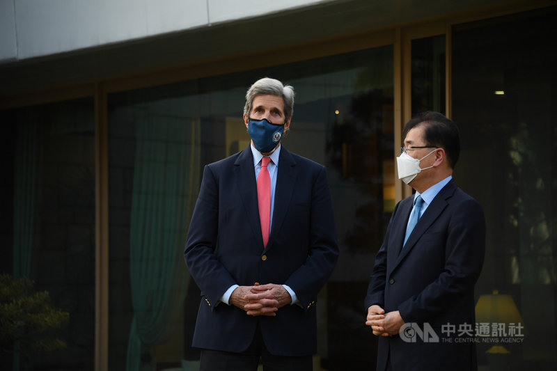 「美國總統氣候問題特使」凱瑞(John Kerry,左)17 日午後飛抵韓國,韓國外交部長鄭義溶(右)於官邸接待。兩人會晤期間料將商議22至23日由美方召開的氣候峰會相關合作方案。(駐韓美國大使館提供)中央社記者廖禹揚首爾傳真 110年4月17日