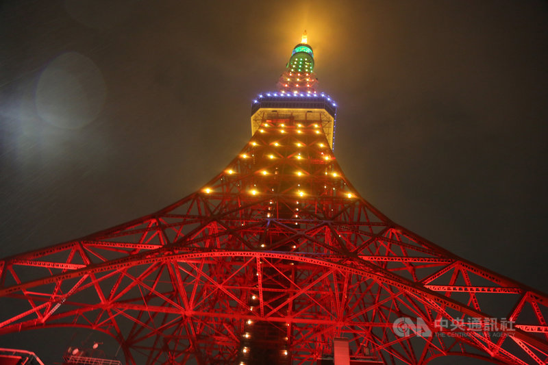 東京鐵塔廣場台灣祭(美食活動)17日舉辦點燈儀式。東京鐵塔首度施以鳳梨意象的鑽紗光雕,化為「全球最大的台灣金鑽鳳梨」。中央社記者楊明珠東京攝 110年4月17日