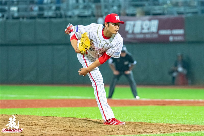 中職味全龍隊投手王維中傷癒後第2度登板,17日在比賽第7局時上場中繼,投2局沒有失分,不過出現2次保送,最快球速150公里。(味全龍隊提供)中央社記者楊啟芳傳真 110年4月17日