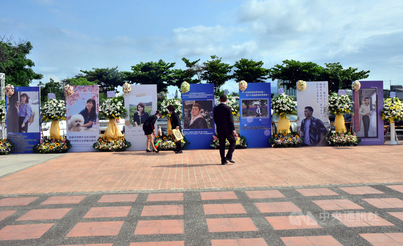 台鐵太魯閣號事故台東8名罹難者17日公祭,靈堂遺照上一張張青春的面容讓人不捨。中央社記者盧太城台東攝 110年4月17日